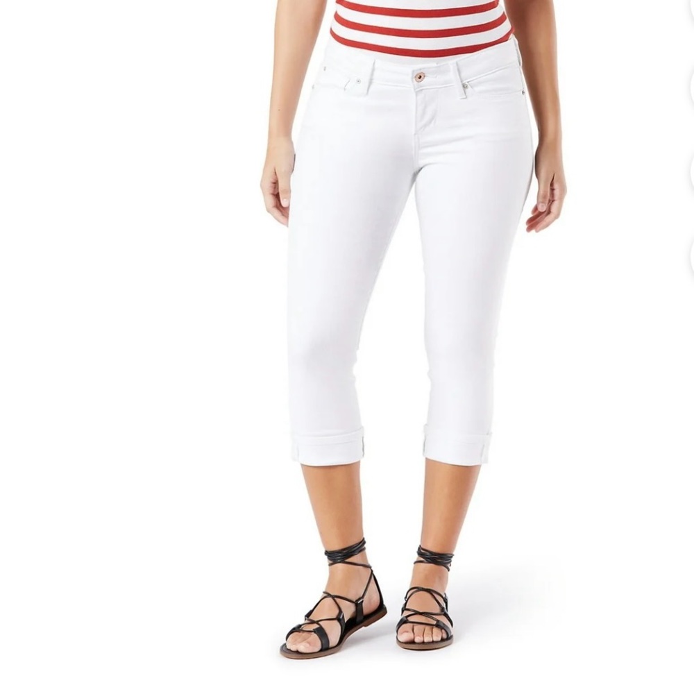 Signature by Levi Strauss & Co. Women's Mid Rise Capris in Dove White size 18